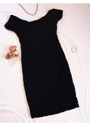 Чёрное платье с открытыми плечами