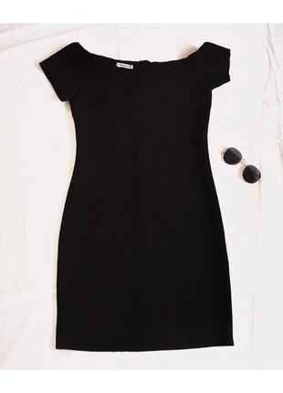 Чёрное платье с открытыми плечами