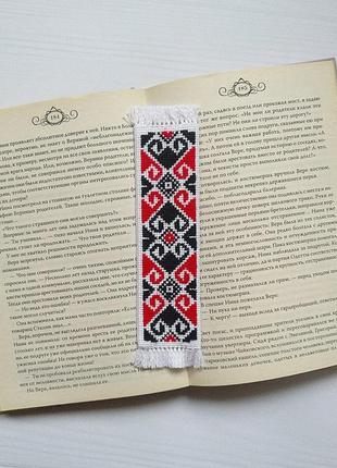 Закладка для книги в украинском стиле с двусторонней вышивкой.