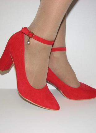 Туфли женские замшевые красного цвета на высоком каблуке с рем...