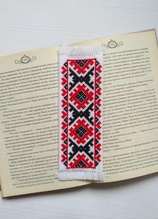 Закладка для книги в українському стилі з двосторонньою вишивкою.