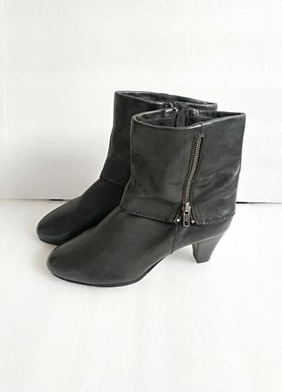 Женские  кожаные деми ботинки на флисе  bata европа  оригинал