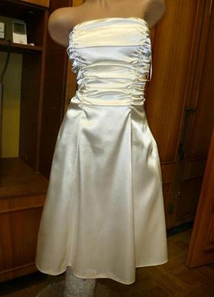 Нарядное атласное платье миди lissa молочное на выпускной свад...