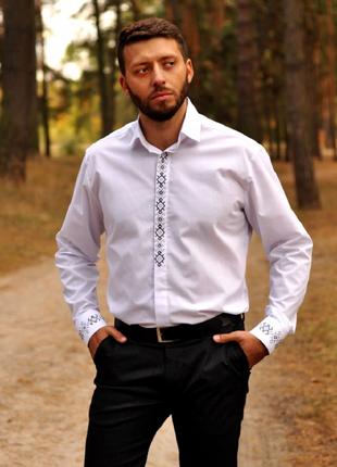 Классическая белая рубашка с вышивкой для элегантного мужчины