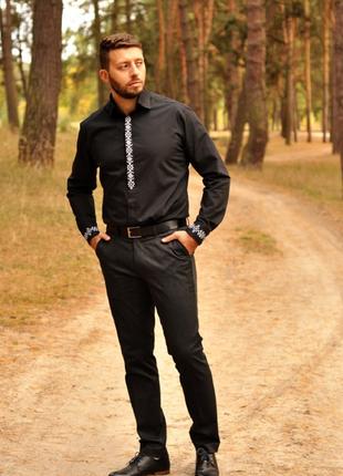 Черная мужская рубашка приталенного кроя с лаконичной вышивкой