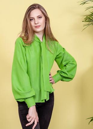 Зелена блуза з об'ємним рукавами