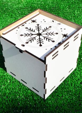 Белая подарочная новогодняя коробка со снежинкой лдвп 10х10 см...