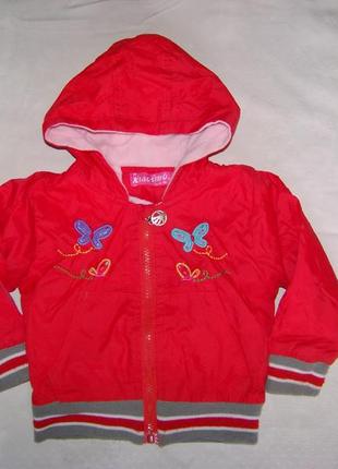 Красная куртка-ветровка на махровой подкладке с капюшоном