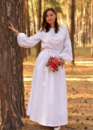 Свадебное платье из натуральной ткани с кружевной вышивкой
