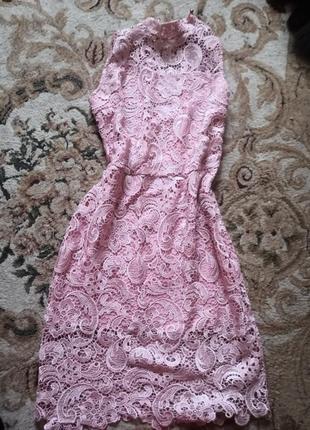 Розовое платье с гипюром, вышивка