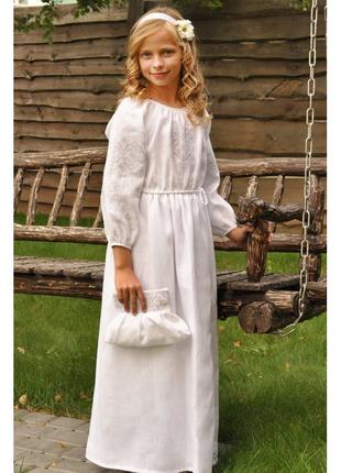 Нарядное детское платье из натурального льна с белой вышивкой