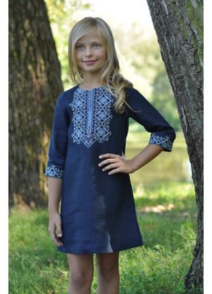 Платье для девочки из синего льна с вышивкой