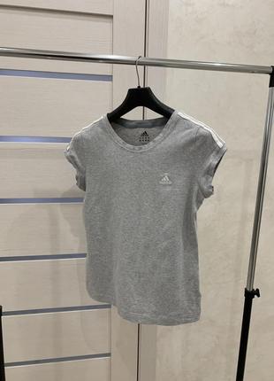 Жіноча спортивна футболка adidas сіра