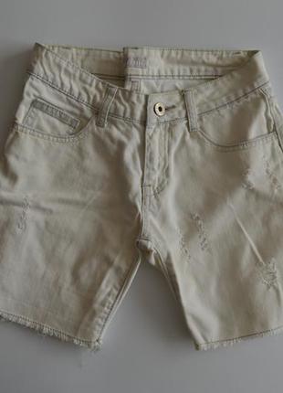 Белые джинсовые шорты с потертостями