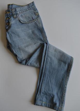 Голубые джинсы с потертостями