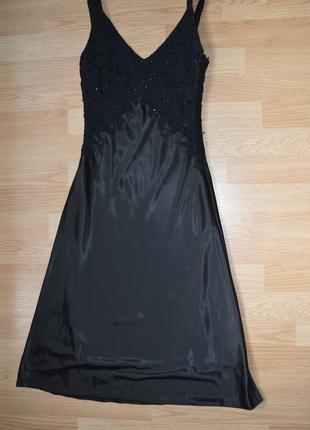Черное атласное платье с бисером