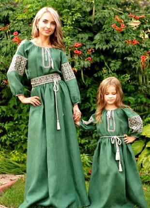 Вышитый комплект платьев для мамы и дочки изумрудного цвета