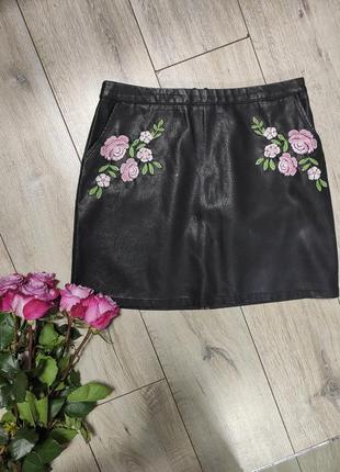 Черная мини юбка с вышитыми розами эко кожа new look