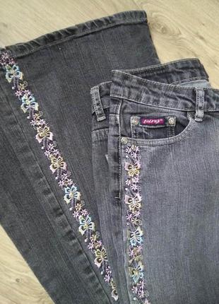 Серые расклешённые джинсы с вышивкой /29 размер