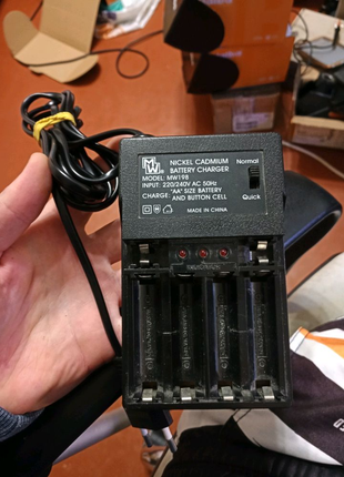 Б/у рабочее недорого зарядное устройство для AA аккумуляторов