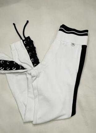 Красивые спортивные белые брюки