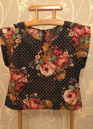 Очень красивая и стильная брендовая блузка в цветах и горошек....