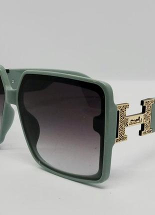 Женские солнцезащитные очки в стиле hermes серо зелёные с град...