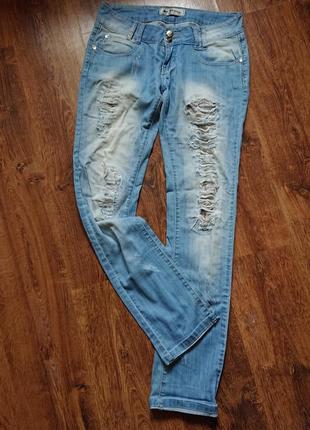Женские голубые летние джинсы  с разрезами и потертостями разм...