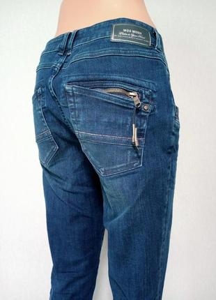 Очень тёмно-синие джинсы с легкими потертостями