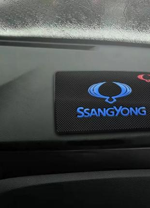 Антискользящий коврик на панель авто SsangYong ( СанЯнг)