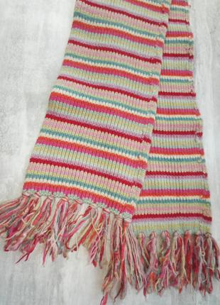 Різнокольоровий, довгий, в'язаний шарф у смужку, з бахромою