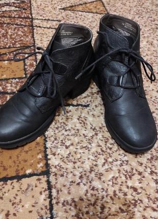 Чёрные ботинки на шнуровке с узором