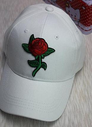 Женская кепка белая с красной розой