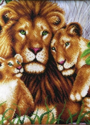 Картина вышитая бисером "Львиное семейство" 60см х 42см