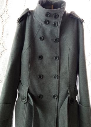 Сіре, двобортне пальто на гудзиках, з поясом