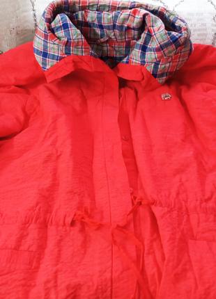 Жіноча, червона куртка, парка, на гудзиках з капюшоном та кишеням