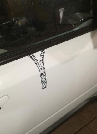 Наклейка на автомобіль Блискавка застібка чорна