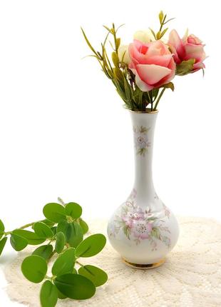 Фарфоровая ваза на один цветок