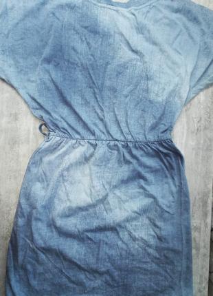 Синя сукня, сарафан, з білим поясом
