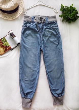 Стильні жіночі джинси джореги з високою талією