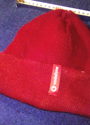 Красная шапка Vodafone недорого