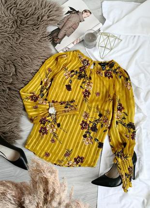Красивая горчичная блуза в полоску и цветы