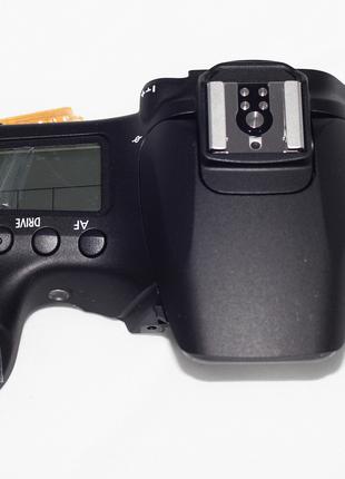 Верхняя часть корпуса фотокамеры Canon 60D с органами управлен...