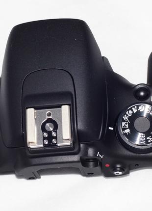 Верхняя часть корпуса фотокамеры Canon 600D с органами управле...