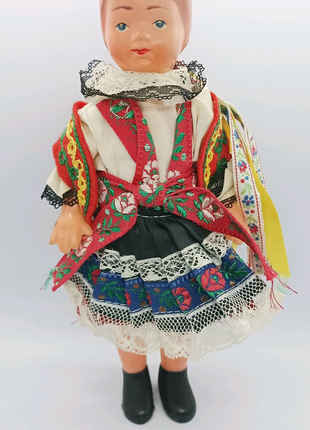 Винтажная кукла в национальном костюме