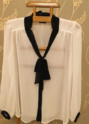 Очень красивая и стильная брендовая блузка белого цвета с чёрн...