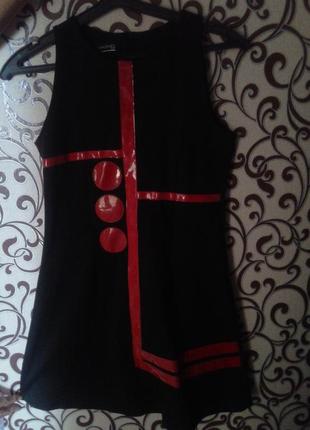 Стильное молодежное платье. черное с лаковым принтом красного ...