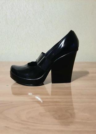 Кожаные лаковые, черные туфли с ремешком на модном каблуке