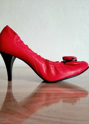 Красные кожаные туфли на каблуке