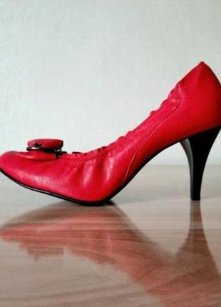 Красные кожаные туфли на небольшом каблуке